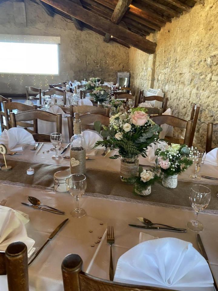 Paella dans le marché local Aigues-Mortes