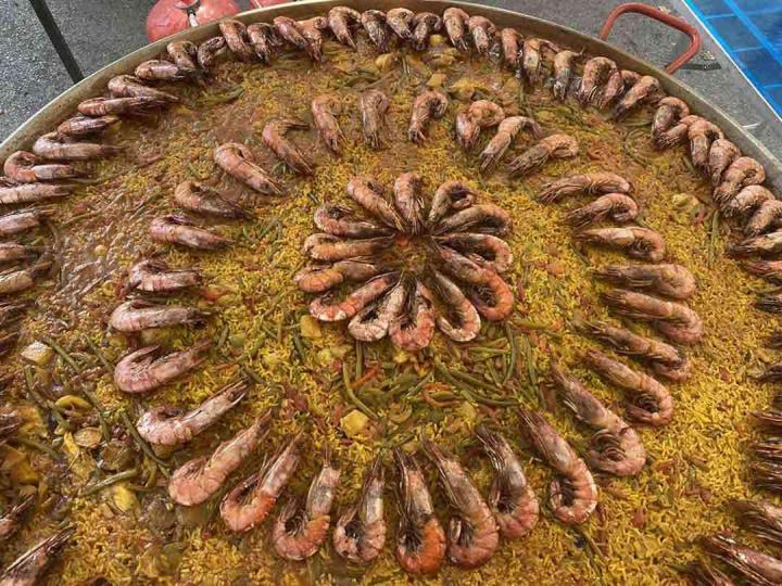 Paella dans le marché local Aigues-Mortes